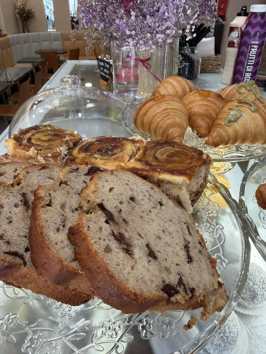 Rezine bananinega kruha s čokoladnimi koščki in cimetove rolice